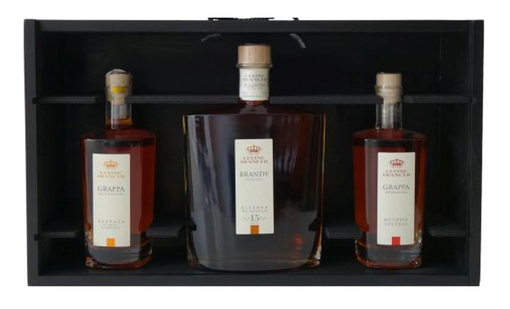 CONTENUTO DELLA LEONE BIANCHI COLLECTION Grappa del Fondatore Elevata in Botti di Marsala -  Brandy Extra Old Riserva del Fondatore 15 anni - Grappa Artemisa Metodo Soleras